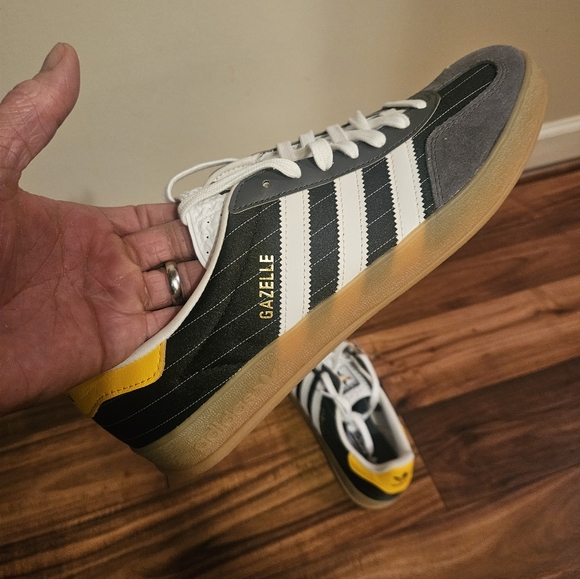 NWT Adidas Gazelle Sneakers, sz 9.5 - Picture 2 of 10